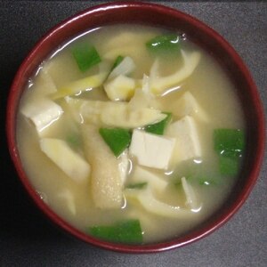 豆腐とたけのこワカメ油揚げの味噌汁